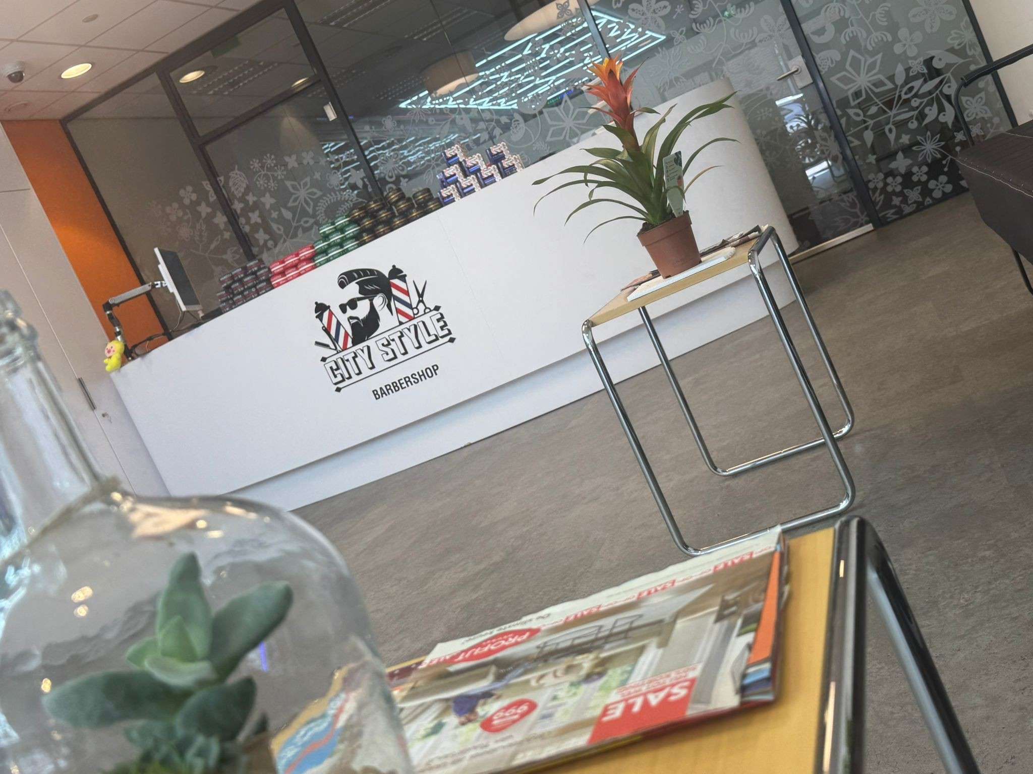 Balie met het logo van City Style Barbershop