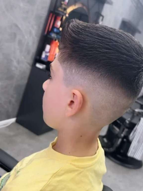 Jongen met een verse fade en kort bovenhaar, van opzij, bij City Style Barbershop in Valkenswaard