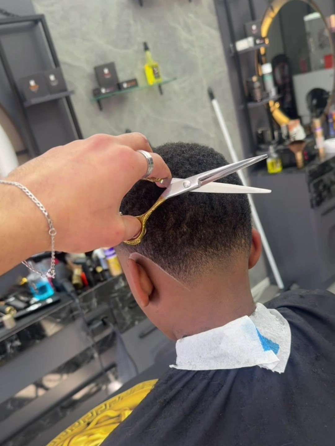 Barber knipt met de schaar het bovenhaar van een klant bij City Style Barbershop Valkenswaard