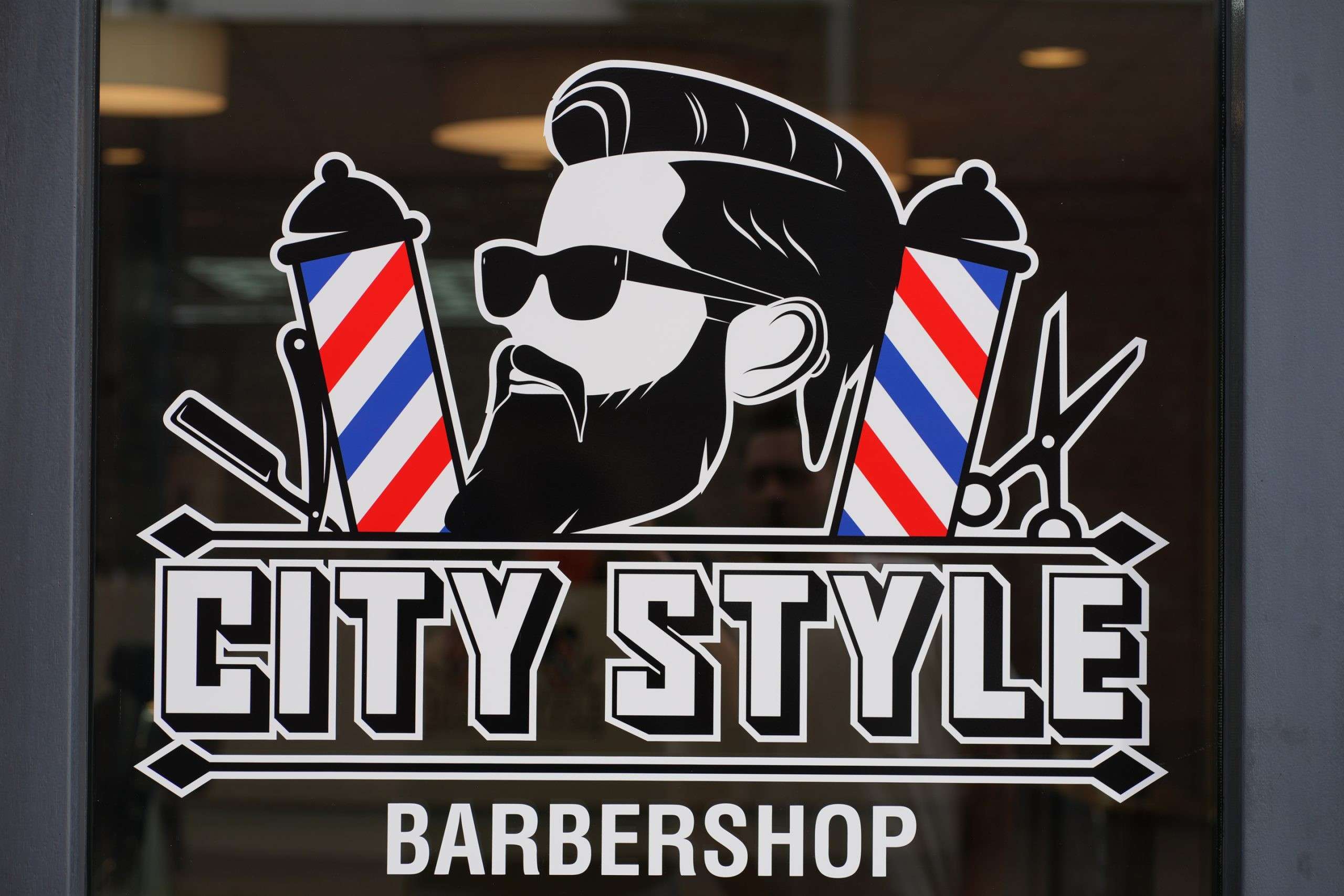 Logo van City Style Barbershop op het raam aan de Promenade in Valkenswaard