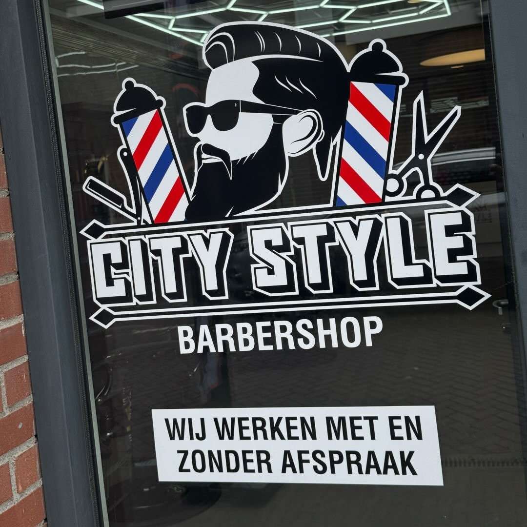 Raam van City Style Barbershop met logo en de tekst 'Wij werken met en zonder afspraak'