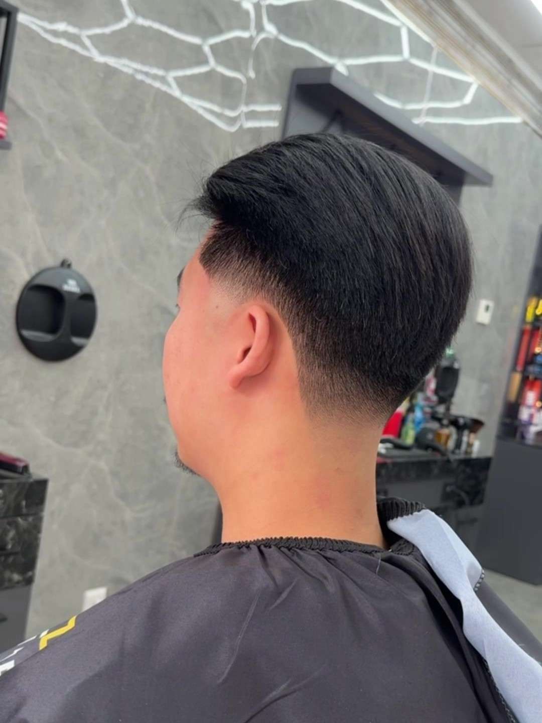 Taper met lang, glad bovenhaar, van achteren gezien, bij City Style Barbershop Valkenswaard