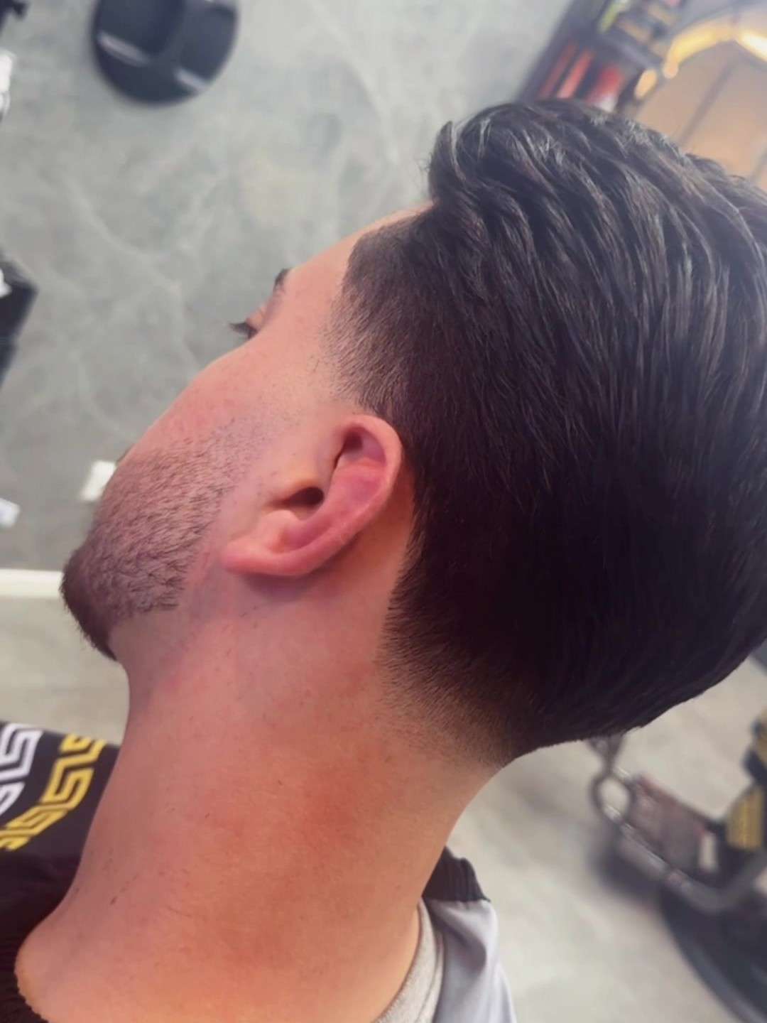 Taper met volume bovenop en strakke contouren, van opzij, bij City Style Barbershop